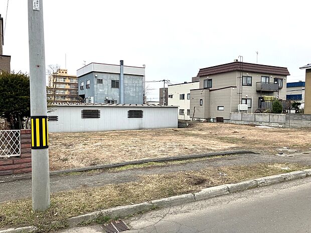 【区画1】左から撮影：前面道路が11ｍあり、冬道も安心です（2026年4月撮影）