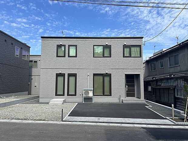 【No.5】ライトグレーの外壁にブラウンの窓サッシをあわせた外観(2025年9月撮影)