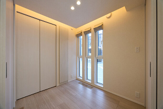 2.8帖の洋室1。トールタイプの窓から光を取り込みます（2026年2月撮影）