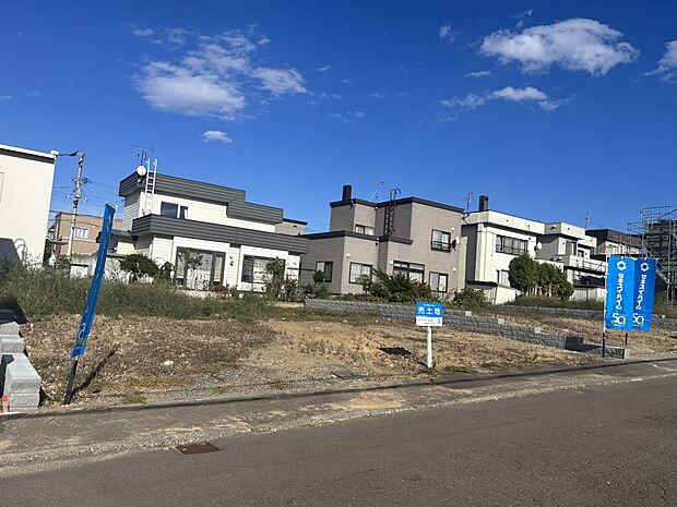 【区画1】右から撮影:前面道路が8mあり、冬道も安心です♪(2025年9月撮影)