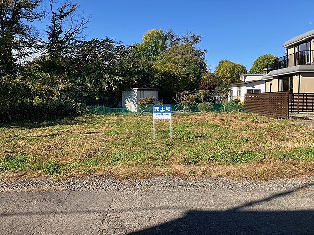 【正面】209.85m2(63.47坪)のゆとりのある敷地(2025年10月撮影)