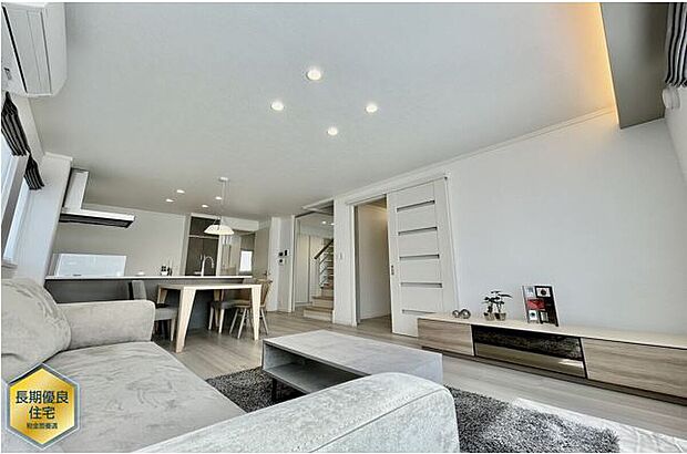 オープン型のキッチンでLDKが広く感じ、リビングの間接照明によりくつろぎの空間を演出。(2023年5月撮影)