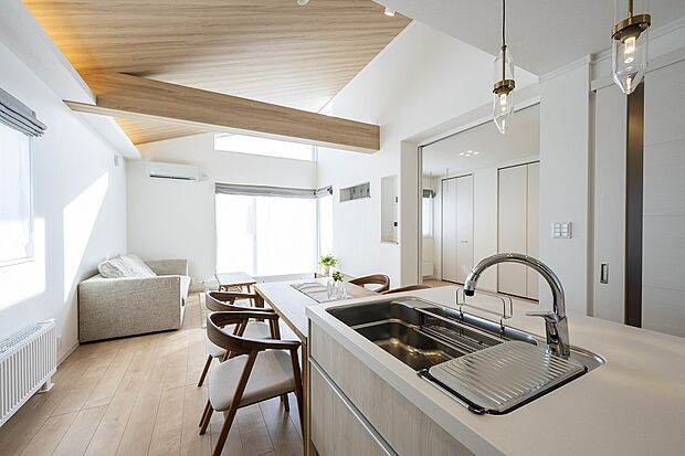 キッチンから見たリビングダイニング。目線が抜け開放的です◎(2024年3月撮影)