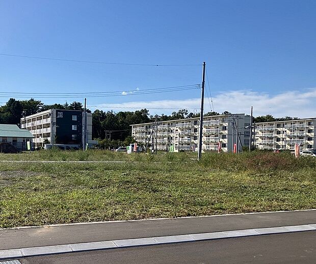 【区画38】左から撮影:前面道路が8mあり、冬道も安心です(2025年9月撮影)