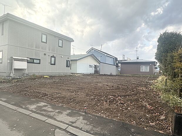 【右から撮影】コンビニ・スーパーが徒歩5分の嬉しい立地(2025年11月撮影)