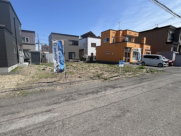 【左から撮影】商業施設が徒歩圏内に複数あり、お買物も便利な立地♪(2025年4月撮影)