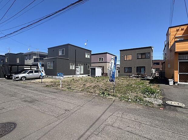 【右から撮影】ゆとりのある敷地内で、休日はご家族でBBQなども楽しめます(2025年4月撮影)