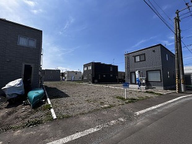 【左から撮影】幅員10ｍの公道に接しています（2025年4月撮影）