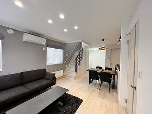 落ち着いたトーンで合わせた内装はシンプルで高級感があります(2023年11月撮影)