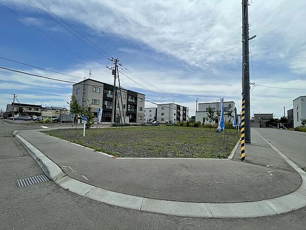 【区画1】西側から撮影:R百合が原駅まで徒歩9分。通勤・通学に便利♪(2025年6月撮影)