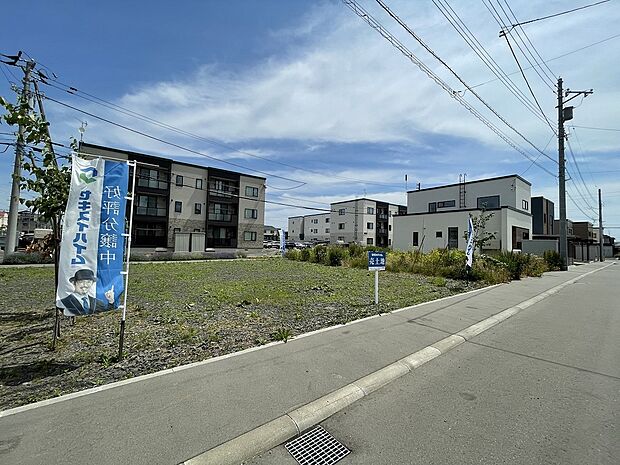 【区画2】南西側から撮影:総区画数12区画の美しい街並み(2025年6月撮影)