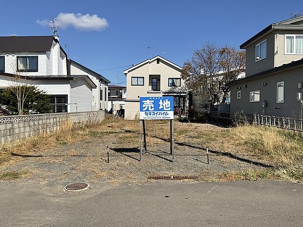 間口が10ｍあるので並列で2台駐車が可能です（2025年10月撮影）