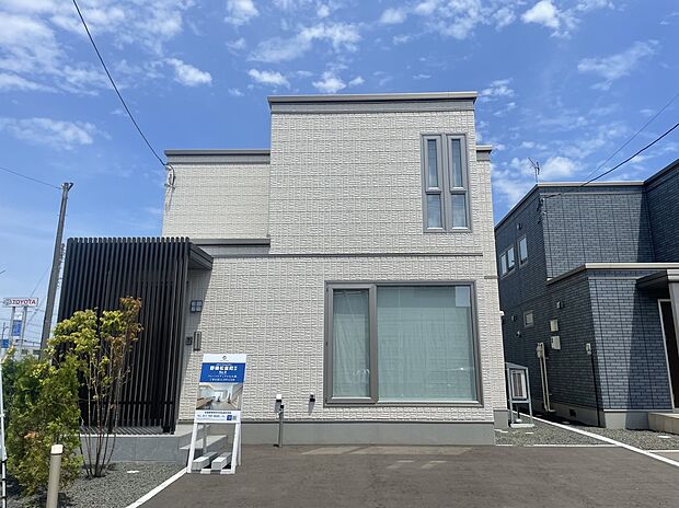 【No.8】ホワイトの爽やかな外壁に樹木の緑が鮮やかに際立ちます(2026年6月撮影)
