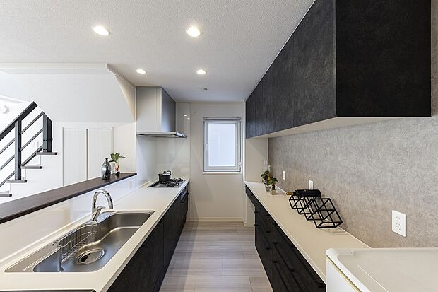 大容量の収納を備えたキッチン。家事の時短に役立つ食器洗い乾燥機付き!(2024年3月撮影)