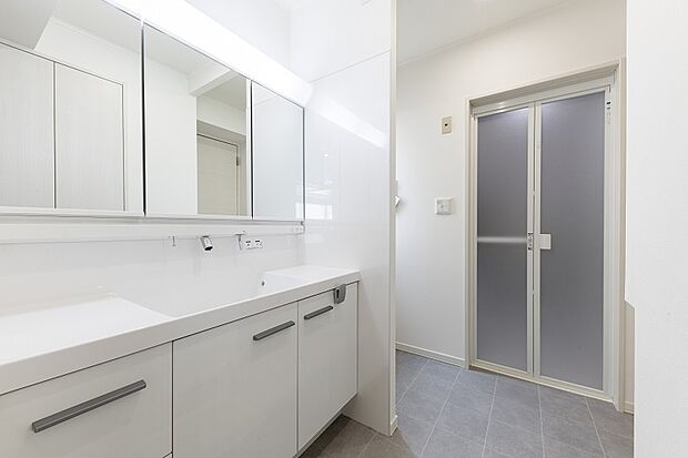 清潔感のあるホワイトカラーでコーディネートしたサニタリー(2024年8月撮影)