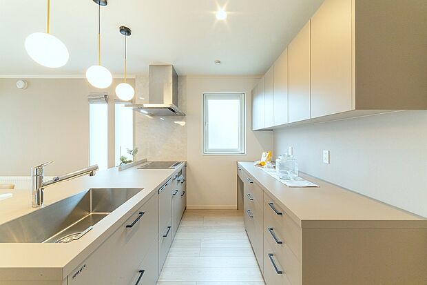 お手入れのしやすいIH採用!家事の時短に役立つ食器洗い乾燥機付きです(2024年4月撮影)