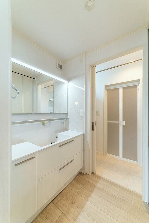 洗面室と脱衣所を分けたプラン。朝の家事や準備時もスムーズに♪(2024年4月撮影)