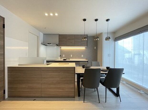 キッチンとダイニングを横並びに配置。配膳がスムーズで家事効率がアップ◎（2025年2月撮影）