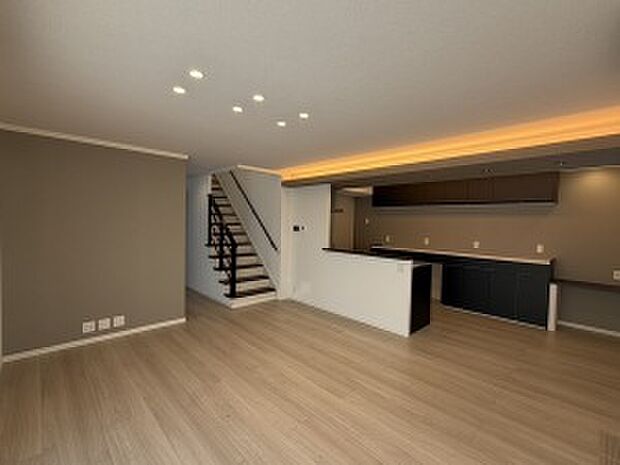 キッチン上部の間接照明の光が空間に広がりを感じさせます（2026年1月撮影）