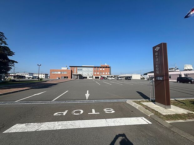 新十津川町役場まで徒歩9分(2025年10月撮影)