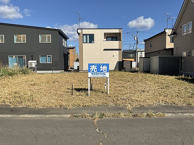 間口が10ｍ以上あるので駐車スペースも確保出来ます（2025年10月撮影）