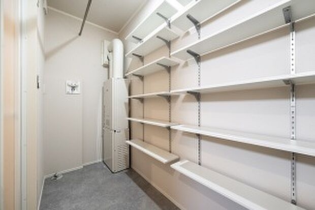 【脱衣室】脱衣室には可動の棚をご用意。バスタオルやフェイスタオルの収納に◎（2025年5月撮影）