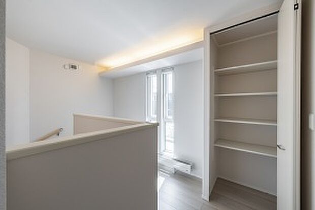 【2階ホール】収納付きの2階ホール。季節の飾り物やストック品の収納に◎（2025年5月撮影）