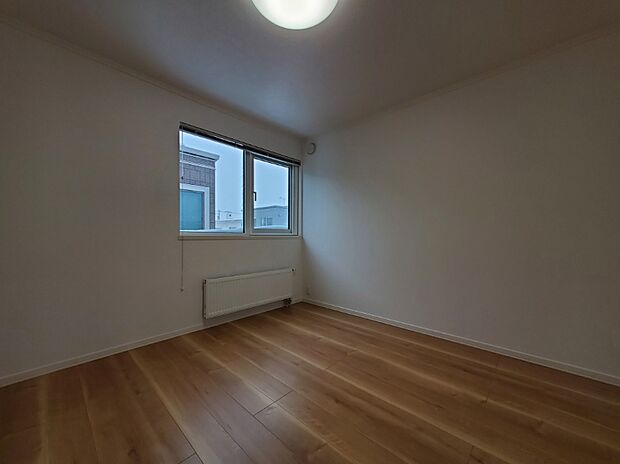 【洋室】6.6帖の洋室1。照明・ロールスクリーンが備え付けられています(2024年2月撮影)