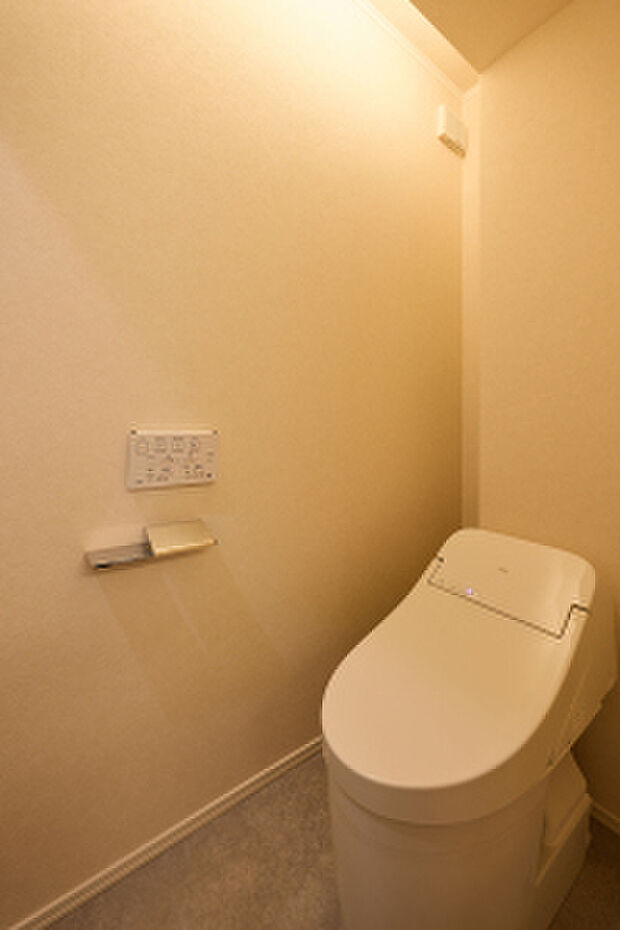 【2階トイレ】あえて照明をおとし落ち着く空間を演出した2階トイレ（2026年2月撮影）
