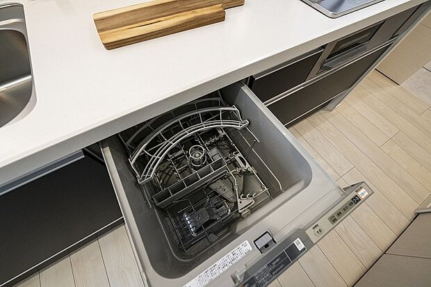【食器洗い乾燥機】家事の時短に役立つ「食器洗乾燥機」。高温乾燥機能も有りますので、衛生面でも優れています。（2022年7月撮影）