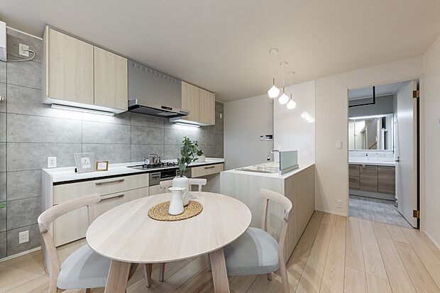 【ダイニング】丸型のテーブルで会話の弾むダイニング(2025年11月撮影)