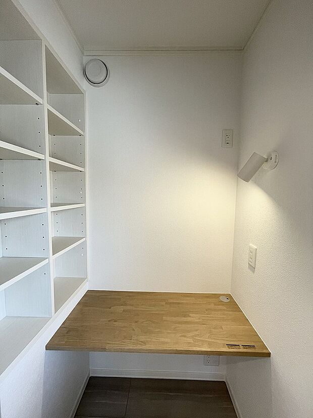 【書斎スペース】主寝室の一角にはカウンターを設け、リモートワークも可能に(2023年5月撮影)