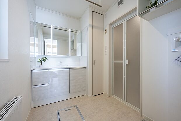 【サニタリー】洗面台の縦ライトは両側からしっかりお顔を照らしてくれます。毎日のお化粧が楽しみに◎(2024年3月撮影)