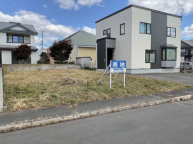 【左から撮影】間口が10ｍあり、お車2台を並列で駐車可能です！（2025年10月撮影）