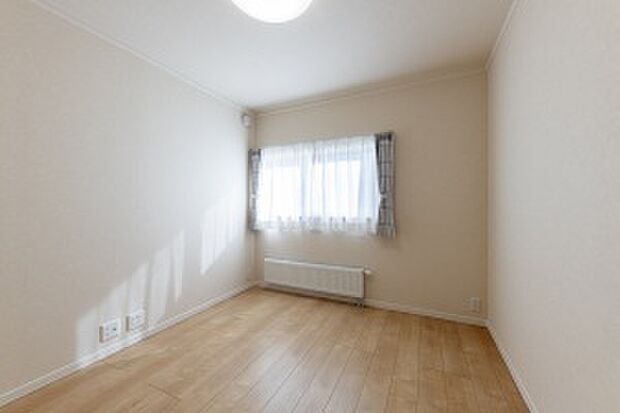 【【No.1】洋室2】照明・収納・カーテン付きの5.3帖の洋室2(2023年10月撮影)