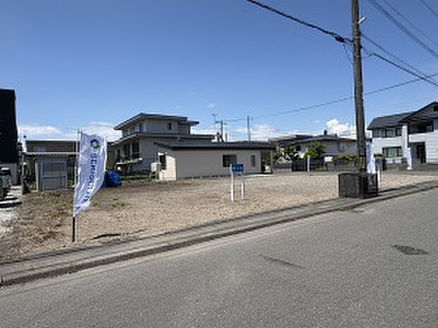 【【区画2】左から撮影】前面道路が8mあり、冬道も安心です（2026年6月撮影）