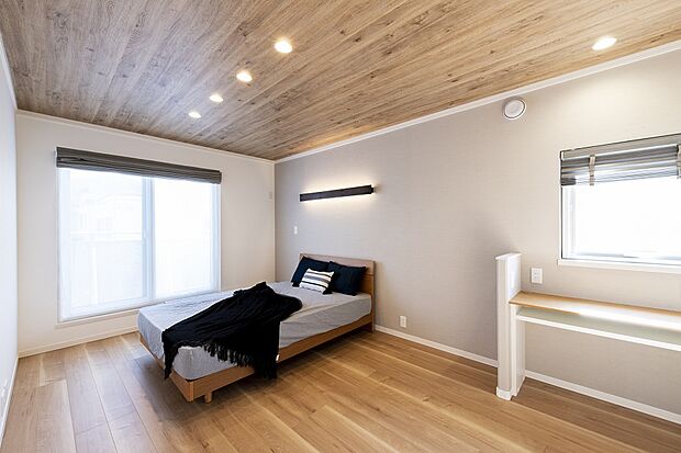 【【2号棟】主寝室】天井と床が木目の安らぎを感じる主寝室(2022年5月撮影)