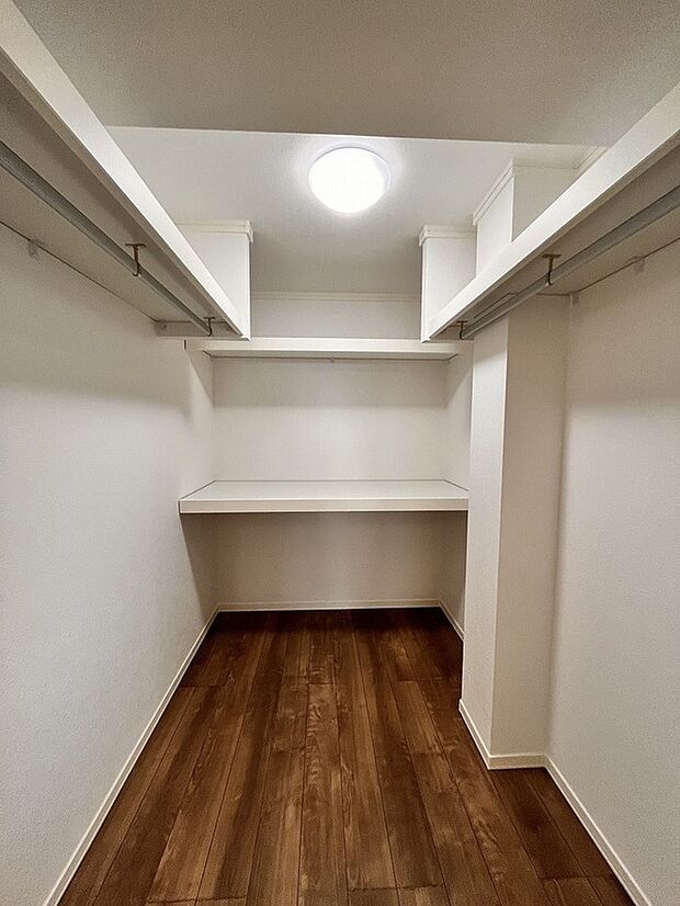 【WIC】主寝室に隣接したウォークインクローゼットは収納量豊富です(2023年11月撮影)