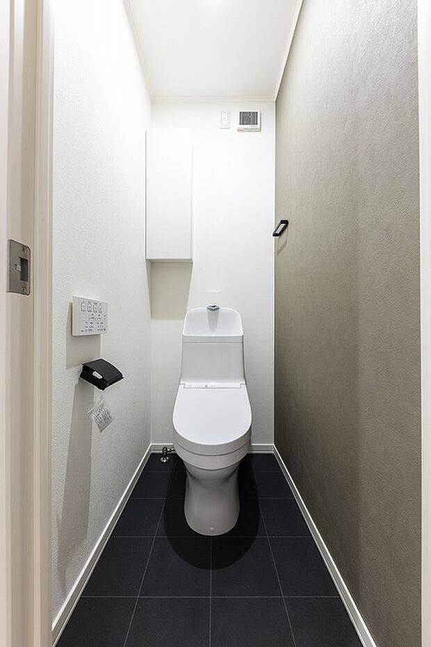 【【VI】2階トイレ】2階トイレはモノトーンで落ち着いた雰囲気（2023年4月撮影）