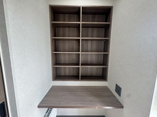 【書斎】独立した書斎をご用意。集中できる環境で在宅ワークや趣味の時間を楽しめます(2026年7月撮影)