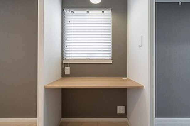 【主寝室内カウンター】主寝室内にはカウンターを備えました。鏡を置いてドレッサー代わりとしても◎(2025年1月撮影)