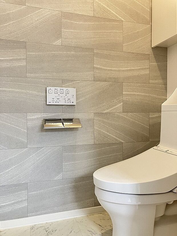 【トイレ】お洒落なアクセントクロスを採用したトイレ。収納も完備（2023年2月撮影）