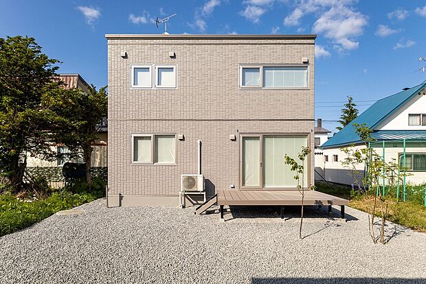 【外観】80坪越えのゆとりの敷地を活かした外構計画(2024年6月撮影)