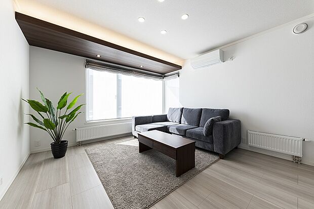 【リビング】L型の大開口の窓から陽が射し込むリビング。エアコンも1台備え付けです!(2024年3月撮影)