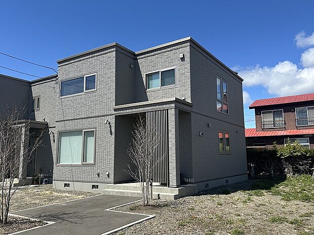 【外観】駐車スペース2台分のアスファルト舗装も完成済みです(2025年4月撮影)