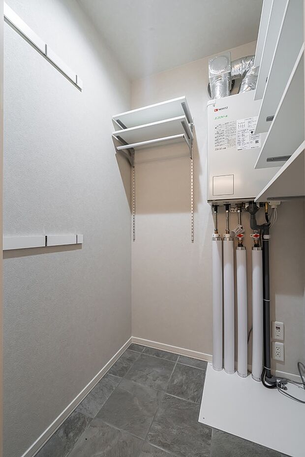 【玄関クローク】土間続きの玄関クロークは、折りたたんだベビーカー等も収納いただける広さです(2025年5月撮影)