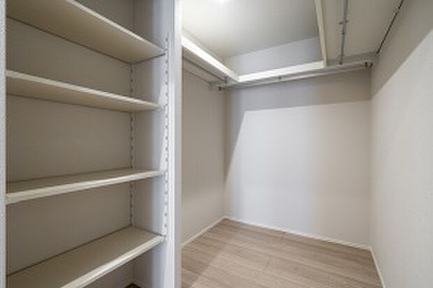 【WIC】3.7帖の広々WIC。パイプ付きの上棚の他に、可動の棚も備え付けです（2025年2月撮影）