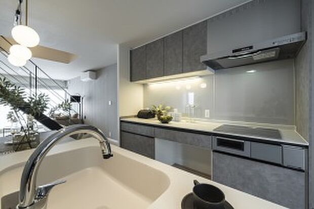 【キッチン】グースネックの水栓を採用。石目柄でコーディネートした高級感のあるキッチン（2024年12月撮影）