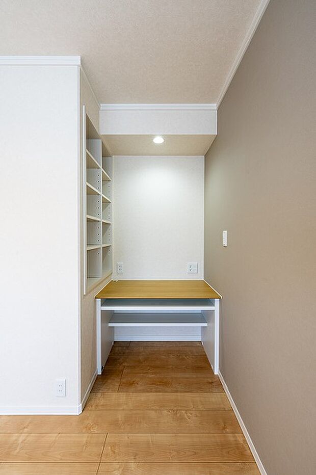 【リモートワークにもご活用いただける書斎スペース】壁面収納の本棚は使いやすい高さです（2023年5月撮影）