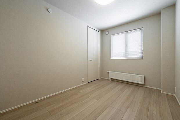 【洋室2】5.6帖の洋室2。南側に位置しており、日中は気持ちの良い太陽の光が射し込みます（2025年2月撮影）